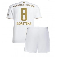 Fotbalové Dres Bayern Munich Leon Goretzka #8 Dětské Venkovní 2022-23 Krátký Rukáv (+ trenýrky)
